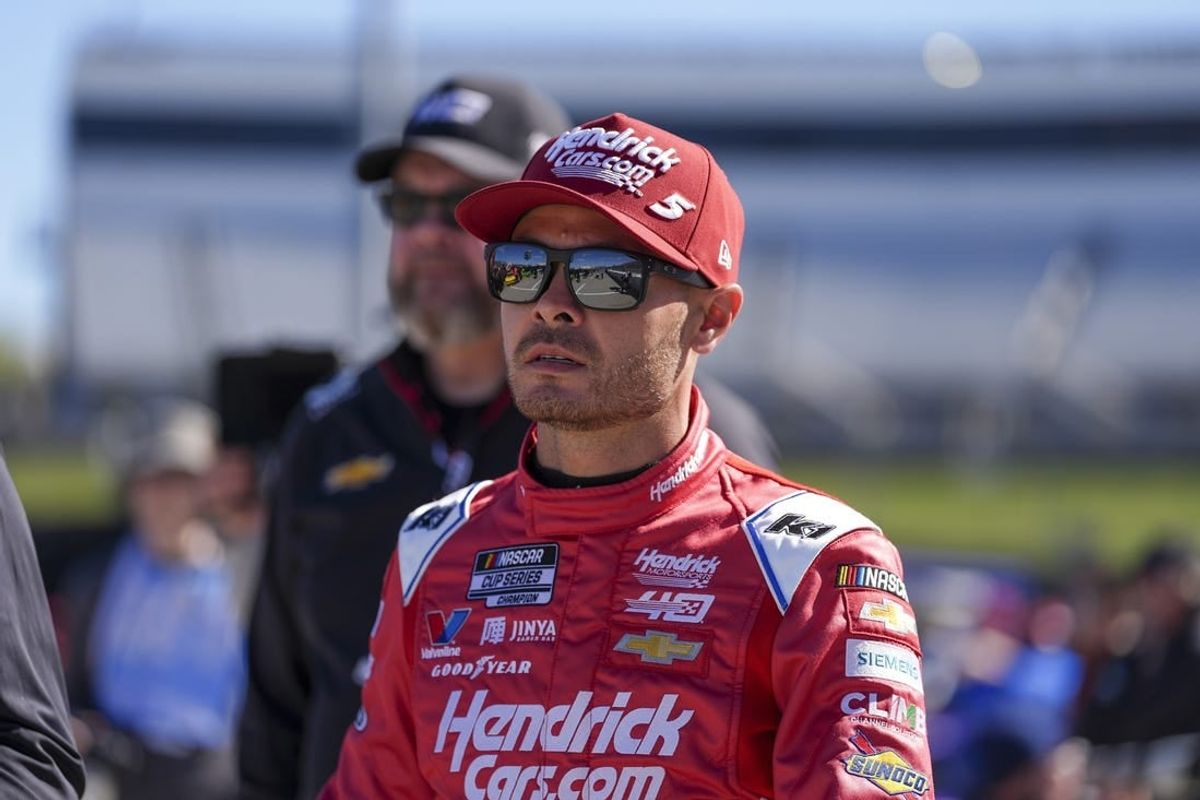 Kyle Larson edges nemesis Bubba Wallace for Martinsville pole