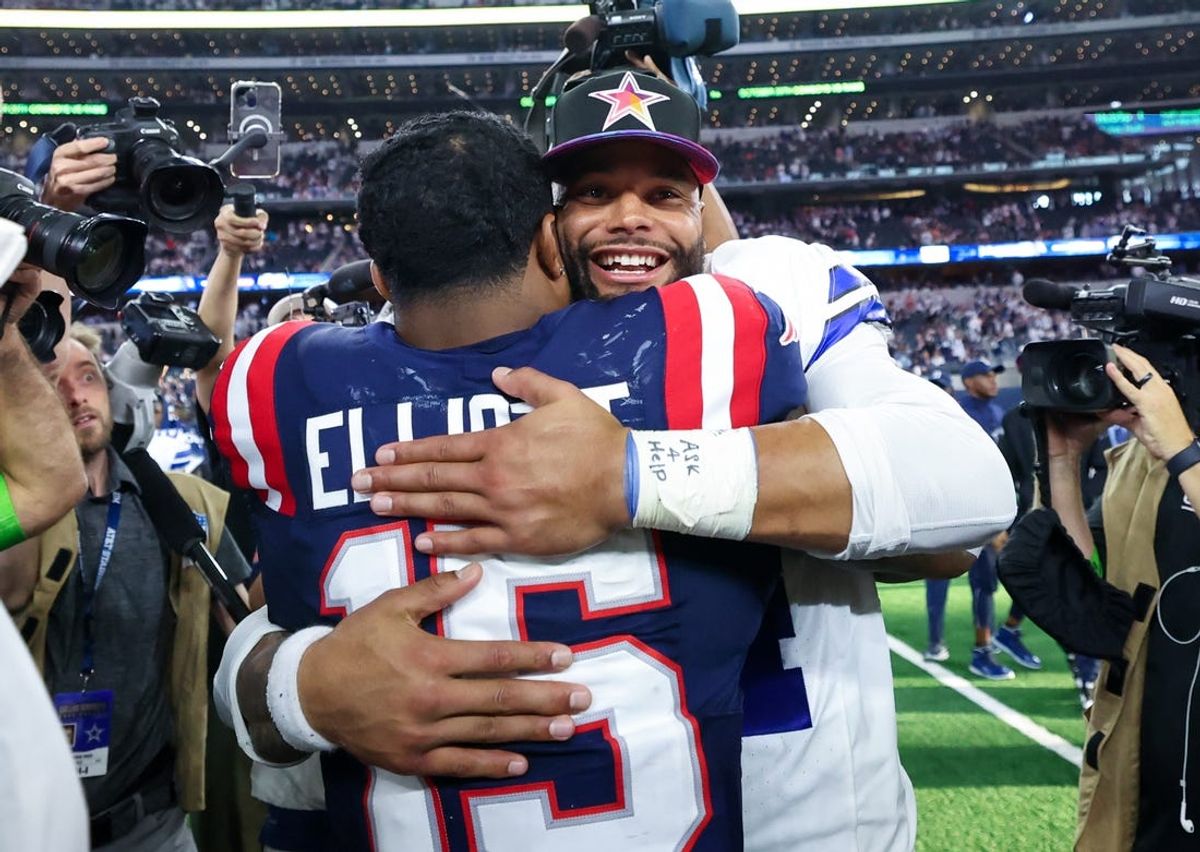 Cowboys bring back RB Ezekiel Elliott