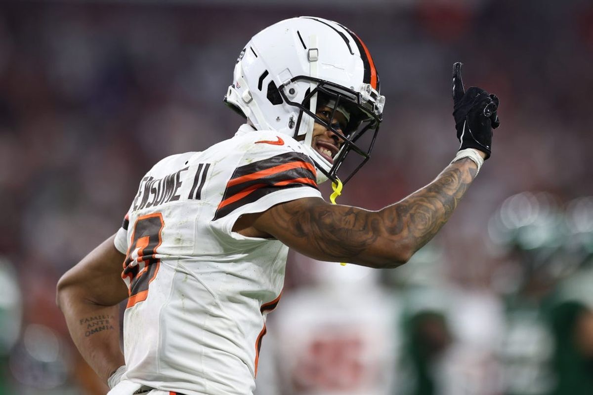 Browns to exercise 2025 option for CB Greg Newsome