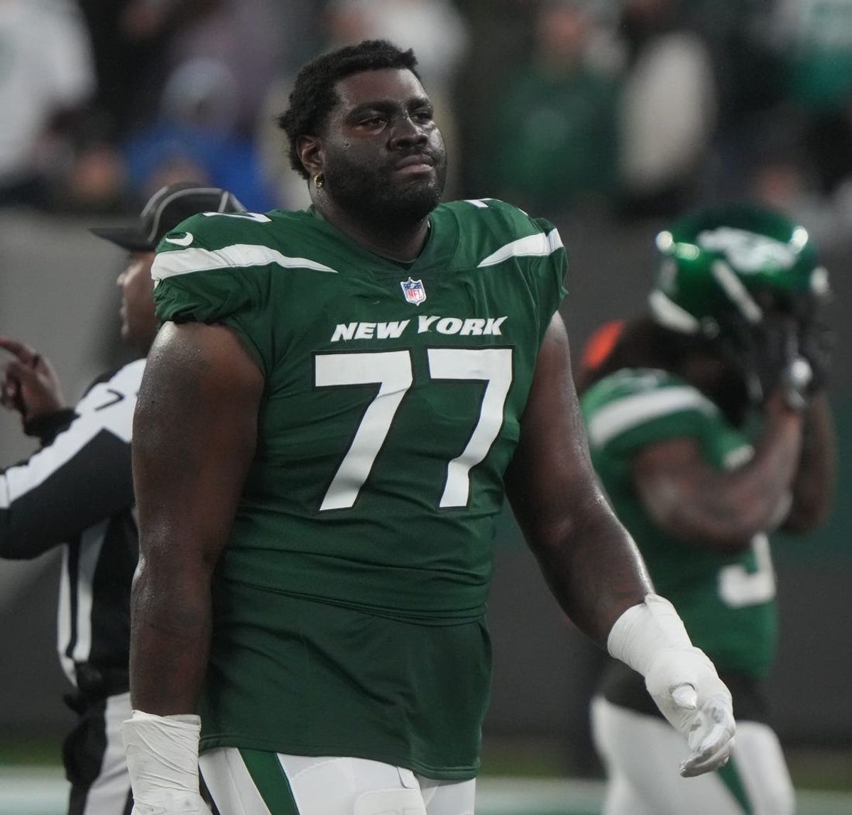 Eagles add to OT depth with signing of Mekhi Becton