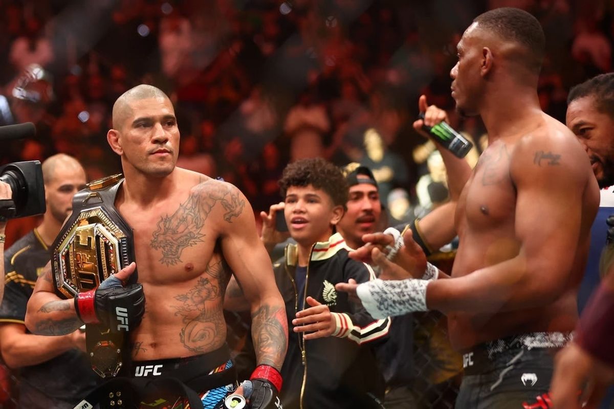 Alex Pereira blitzes Jamahal Hill at UFC 300