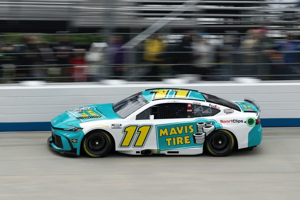 Denny Hamlin holds off Kyle Larson to prevail at Dover
