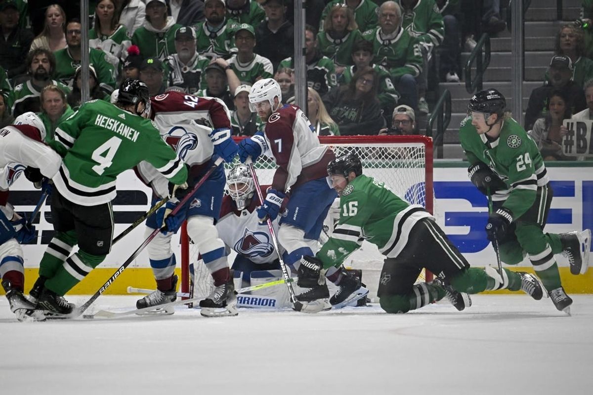Stars jump on Avalanche early, level series at 1-1