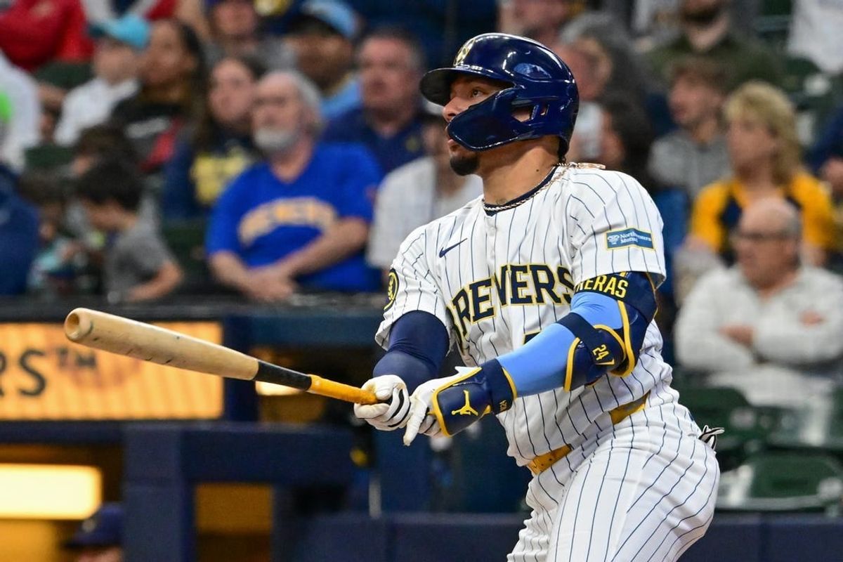 Rhys Hoskins' 3-run homer lifts Brewers over Cardinals